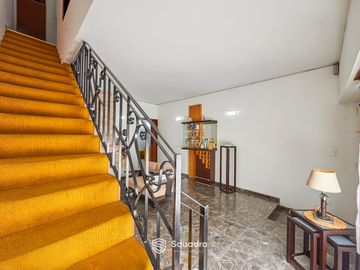 VENTA - Casa tres dormitorios, cochera, patio con pileta y quincho - Barrio Arroyito, Rosario.