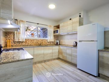 VENTA - Casa tres dormitorios, cochera, patio con pileta y quincho - Barrio Arroyito, Rosario.