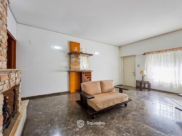 VENTA - Casa tres dormitorios, cochera, patio con pileta y quincho - Barrio Arroyito, Rosario.