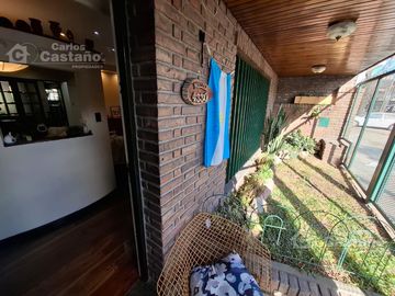 Solido chalet 8 ambientes. Suite, garaje x3 fondo piscina quincho 5 dormitorios