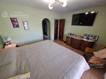Solido chalet 8 ambientes. Suite, garaje x3 fondo piscina quincho 5 dormitorios