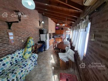 Solido chalet 8 ambientes. Suite, garaje x3 fondo piscina quincho 5 dormitorios