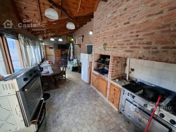 Solido chalet 8 ambientes. Suite, garaje x3 fondo piscina quincho 5 dormitorios