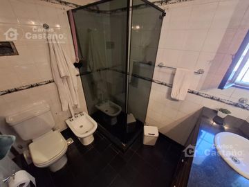 Solido chalet 8 ambientes. Suite, garaje x3 fondo piscina quincho 5 dormitorios