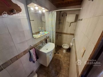 Solido chalet 8 ambientes. Suite, garaje x3 fondo piscina quincho 5 dormitorios