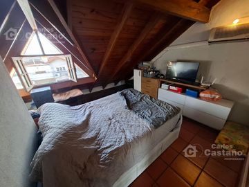Solido chalet 8 ambientes. Suite, garaje x3 fondo piscina quincho 5 dormitorios