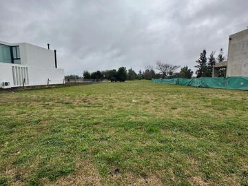 Terreno en  Medal Country Club , al golf con proyecto de construcción aprobado