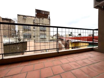 MONOAMBIENTE CON COCHERA FIJA CUBIERTA EN BARRACAS VENTA O ALQUILER