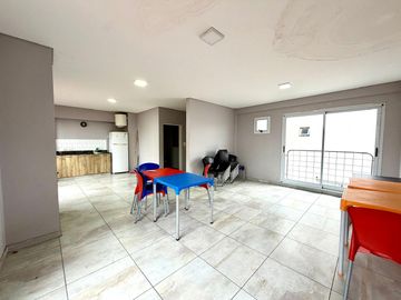 MONOAMBIENTE CON COCHERA FIJA CUBIERTA EN BARRACAS VENTA O ALQUILER