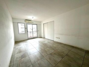 MONOAMBIENTE CON COCHERA FIJA CUBIERTA EN BARRACAS VENTA O ALQUILER