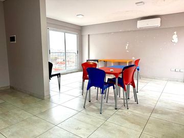 MONOAMBIENTE CON COCHERA FIJA CUBIERTA EN BARRACAS VENTA O ALQUILER