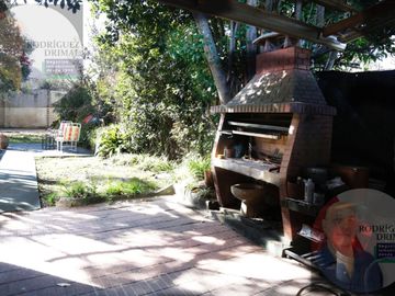 Chalet en Llavallol con 3 dormitorios y cochera!