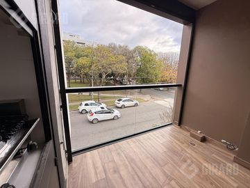 Venta de Departamento 2 ambientes a estrenar con cochera descubierta frente a la plaza de guemes