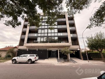 Venta de Departamento 2 ambientes a estrenar con cochera descubierta frente a la plaza de guemes