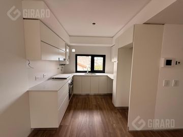 Venta de Departamento 2 ambientes a estrenar con cochera descubierta frente a la plaza de guemes
