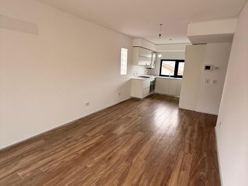 Venta de Departamento 2 ambientes a estrenar con cochera descubierta frente a la plaza de guemes