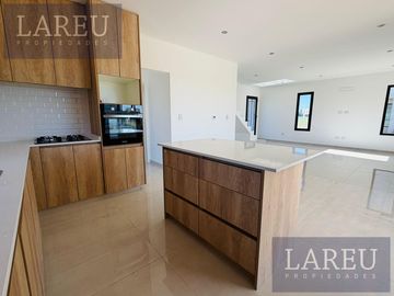 Casa en venta en el Barrio Santa Elisa, Pilar Del Este