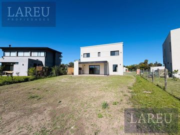Casa en venta en el Barrio Santa Elisa, Pilar Del Este