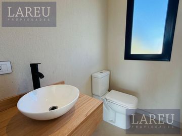 Casa en venta en el Barrio Santa Elisa, Pilar Del Este