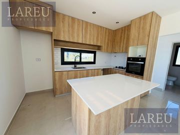 Casa en venta en el Barrio Santa Elisa, Pilar Del Este