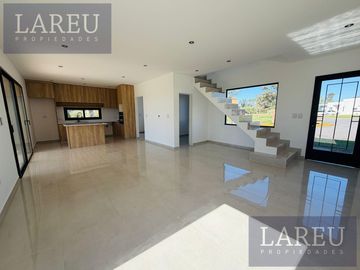 Casa en venta en el Barrio Santa Elisa, Pilar Del Este
