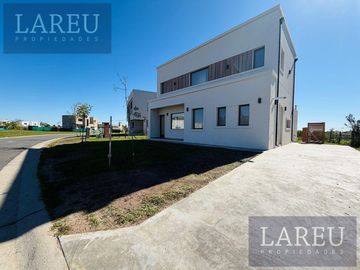 Casa en venta en el Barrio Santa Elisa, Pilar Del Este