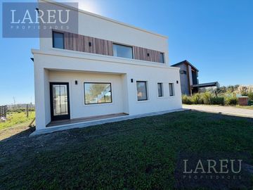 Casa en venta en el Barrio Santa Elisa, Pilar Del Este