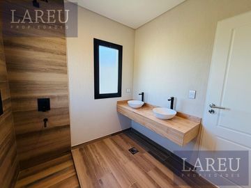 Casa en venta en el Barrio Santa Elisa, Pilar Del Este