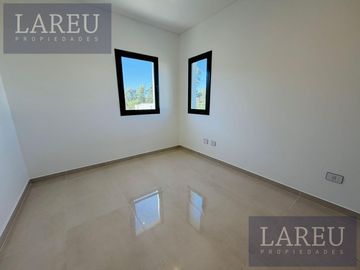 Casa en venta en el Barrio Santa Elisa, Pilar Del Este