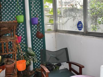 Departamento de tres dormitorios. Cochera doble. Botánico.