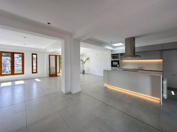 Casa de 3 dormitorios con patio, cochera y amplia terraza