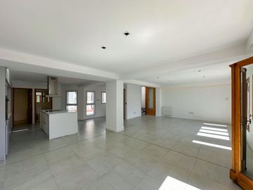 Casa de 3 dormitorios con patio, cochera y amplia terraza