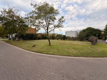 Lote central en La cañada de Pilar, Los Robles CON SERVICIOS YA TRAMITADOS