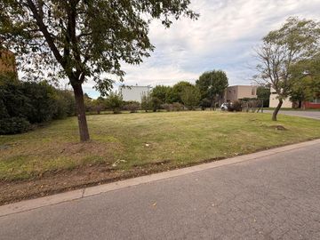 Lote central en La cañada de Pilar, Los Robles CON SERVICIOS YA TRAMITADOS