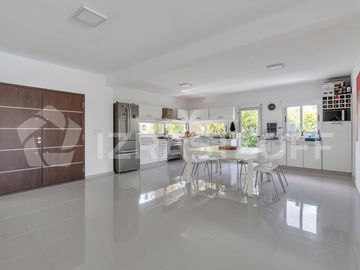 Casa en venta en Estancias del Pilar La Argentina con vista a la laguna