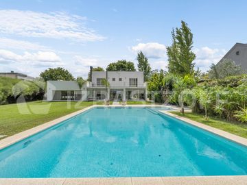 Casa en venta en Estancias del Pilar La Argentina con vista a la laguna