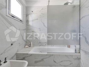 Casa en venta en Estancias del Pilar La Argentina con vista a la laguna