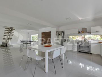 Casa en venta en Estancias del Pilar La Argentina con vista a la laguna