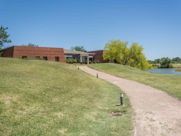 Casa en venta en Estancias del Pilar La Argentina con vista a la laguna