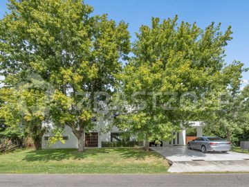 Casa en venta en Estancias del Pilar La Argentina con vista a la laguna