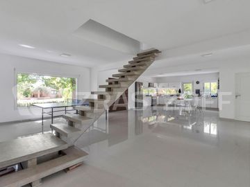 Casa en venta en Estancias del Pilar La Argentina con vista a la laguna