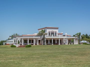 Casa en venta en Estancias del Pilar La Argentina con vista a la laguna