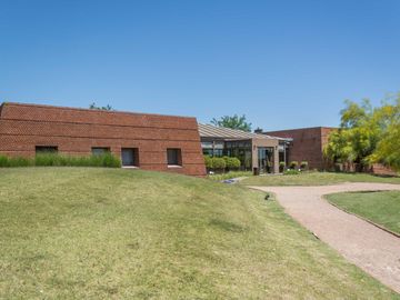 Casa en venta en Estancias del Pilar La Argentina con vista a la laguna