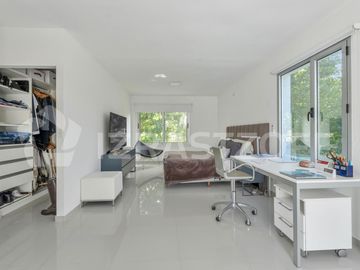 Casa en venta en Estancias del Pilar La Argentina con vista a la laguna