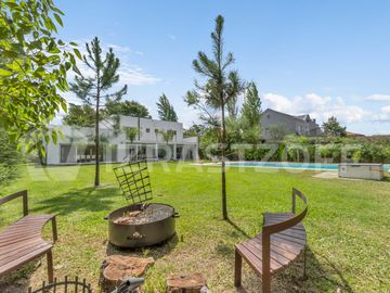 Casa en venta en Estancias del Pilar La Argentina con vista a la laguna