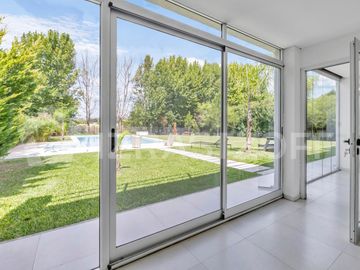 Casa en venta en Estancias del Pilar La Argentina con vista a la laguna
