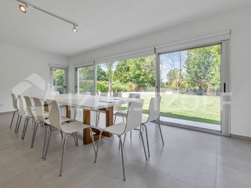 Casa en venta en Estancias del Pilar La Argentina con vista a la laguna