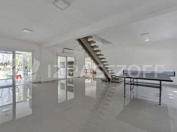 Casa en venta en Estancias del Pilar La Argentina con vista a la laguna