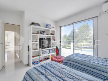 Casa en venta en Estancias del Pilar La Argentina con vista a la laguna