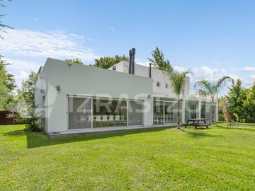 Casa en venta en Estancias del Pilar La Argentina con vista a la laguna